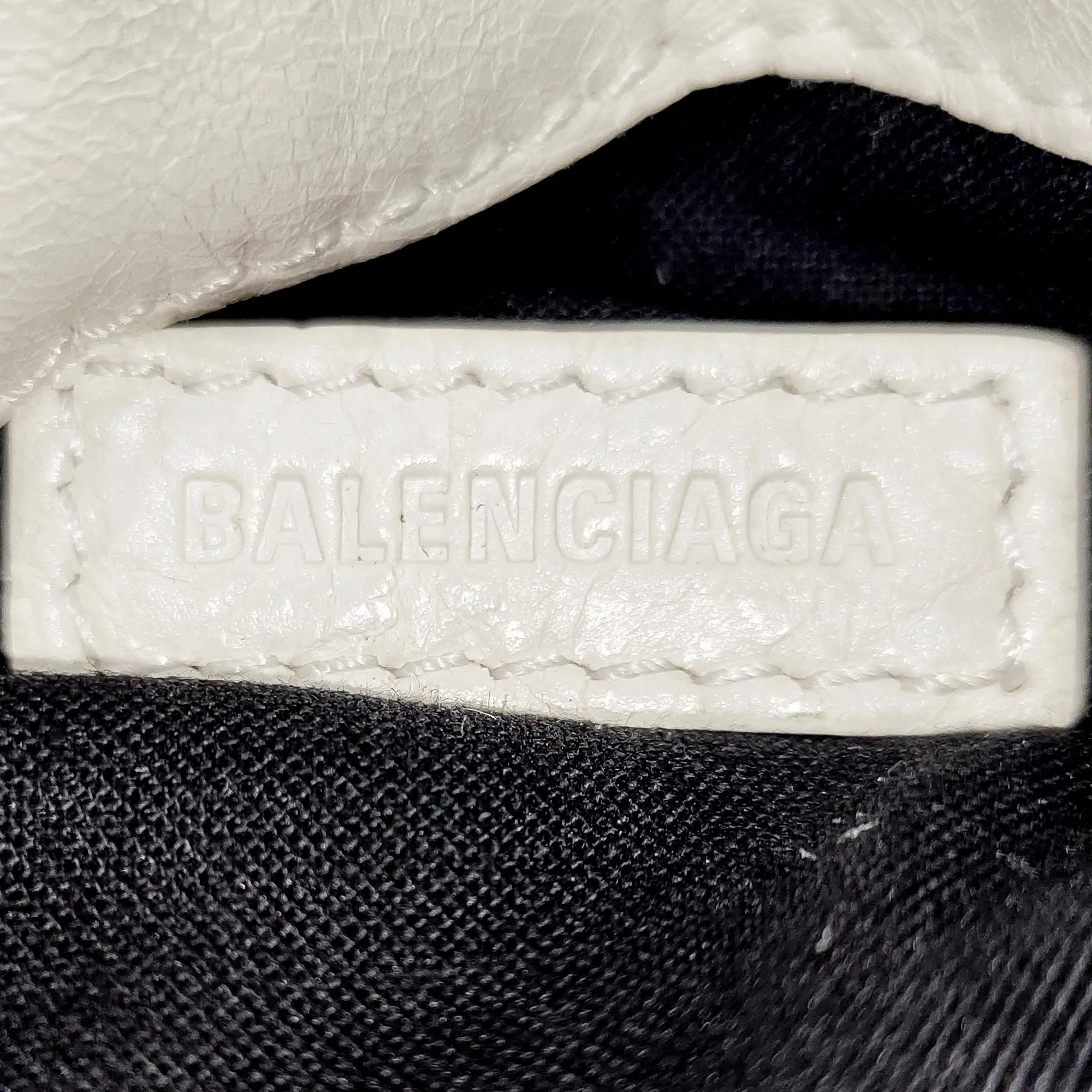 Balenciaga Explorer Pouch Leather Crossbody (SHG-DKXPVu)