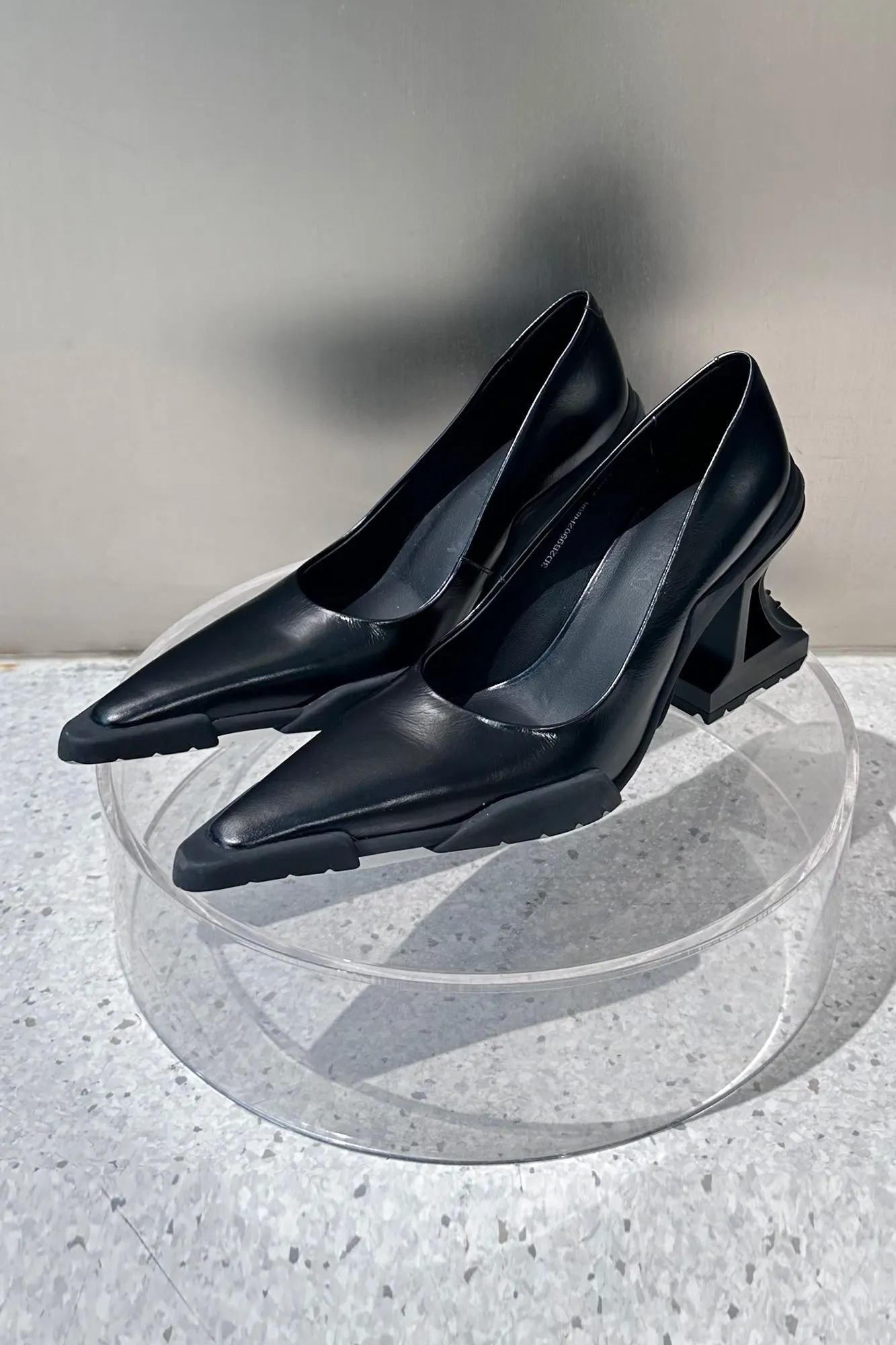 Deconstructing functional high heel single shoes