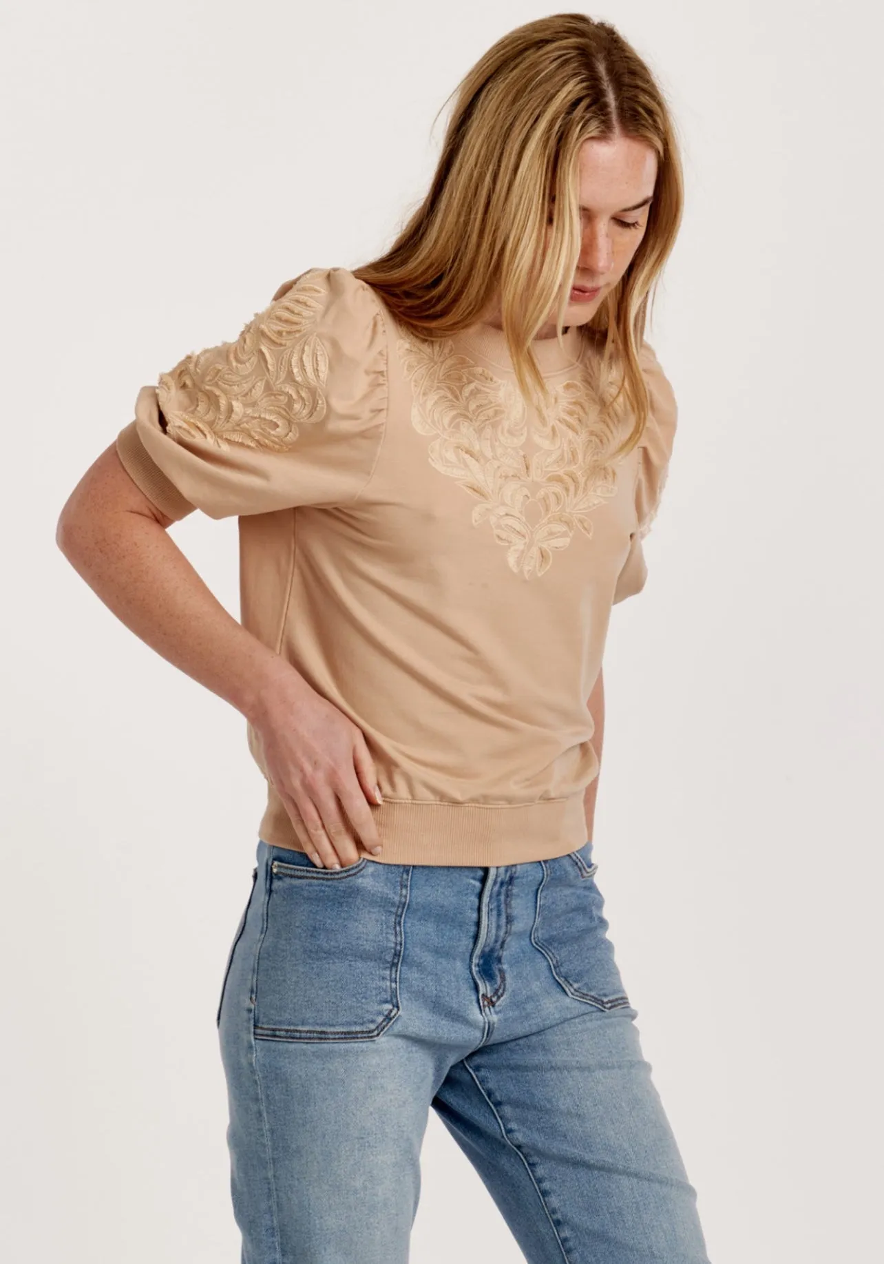 KYLE ELBOW-SLEEVE TOP W/EMBROIDERY