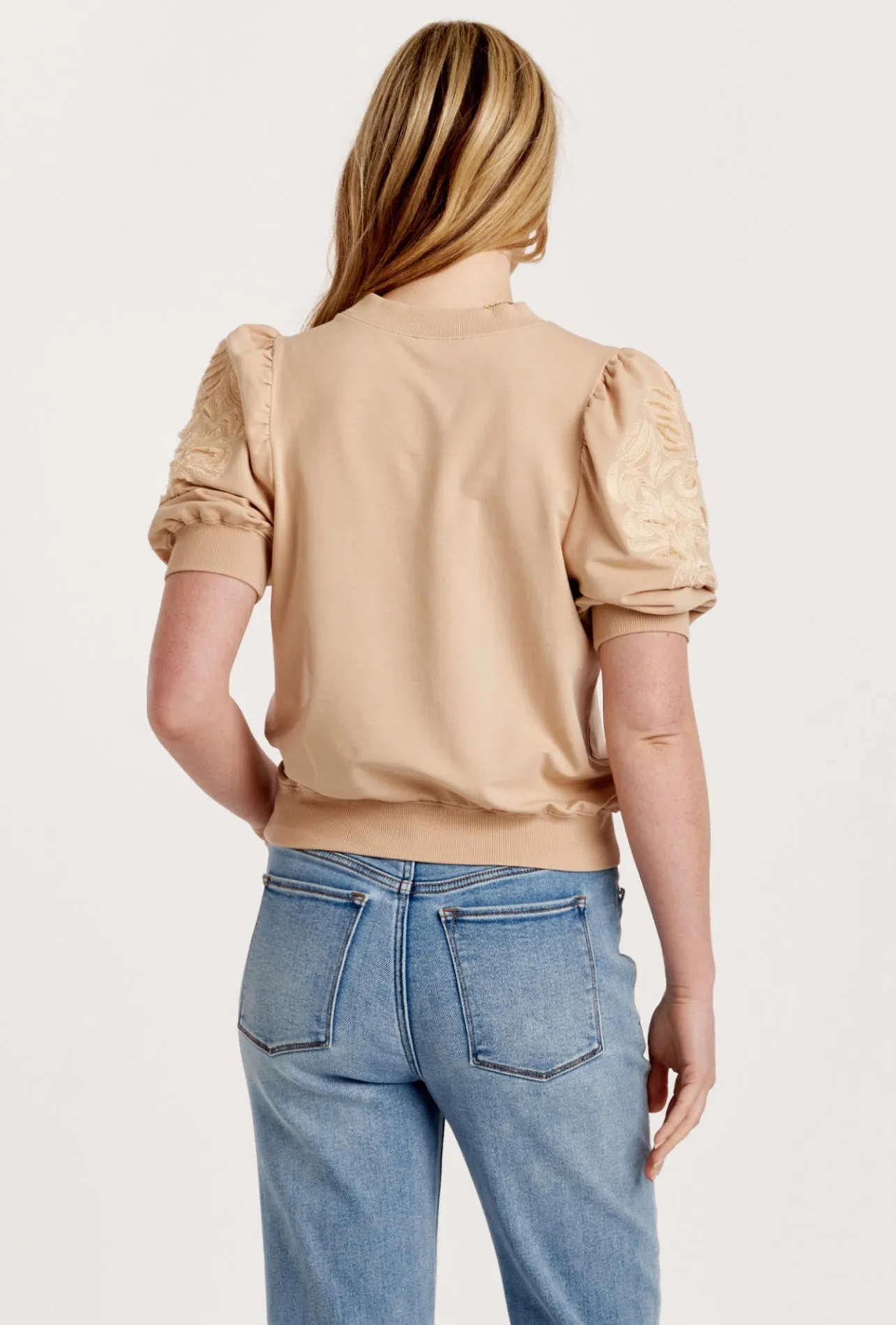 KYLE ELBOW-SLEEVE TOP W/EMBROIDERY