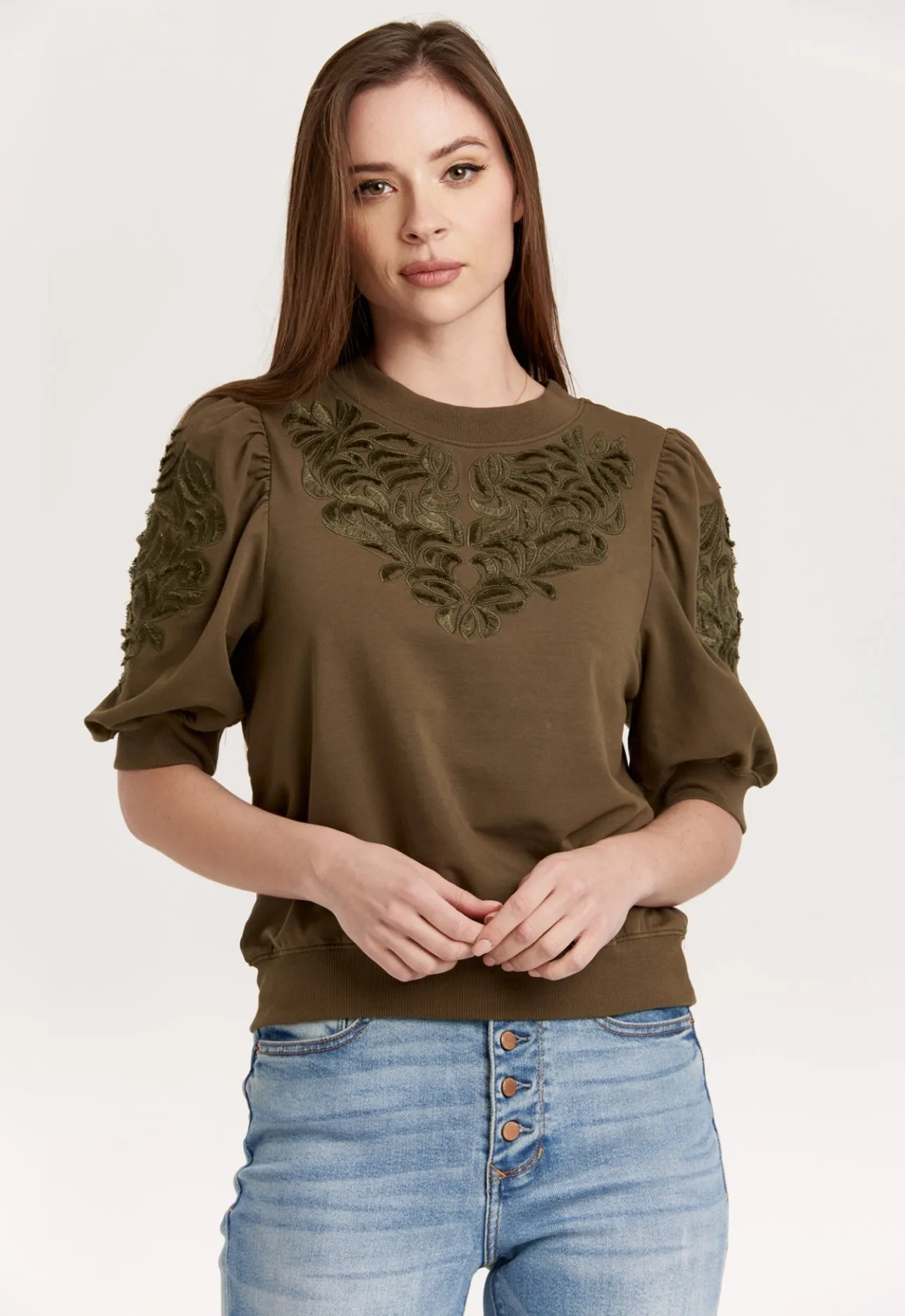 KYLE ELBOW-SLEEVE TOP W/EMBROIDERY