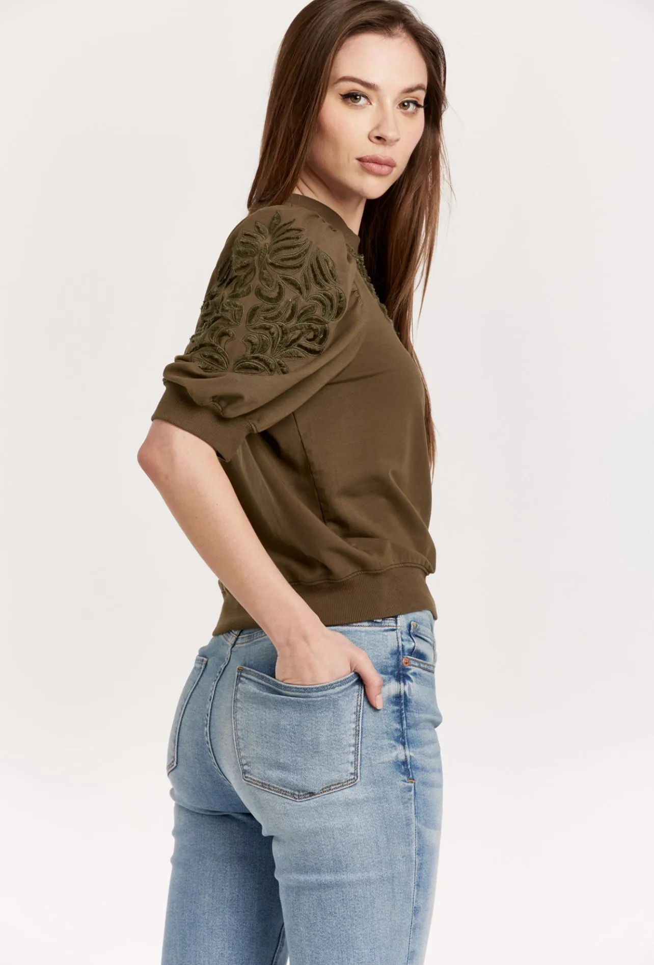 KYLE ELBOW-SLEEVE TOP W/EMBROIDERY