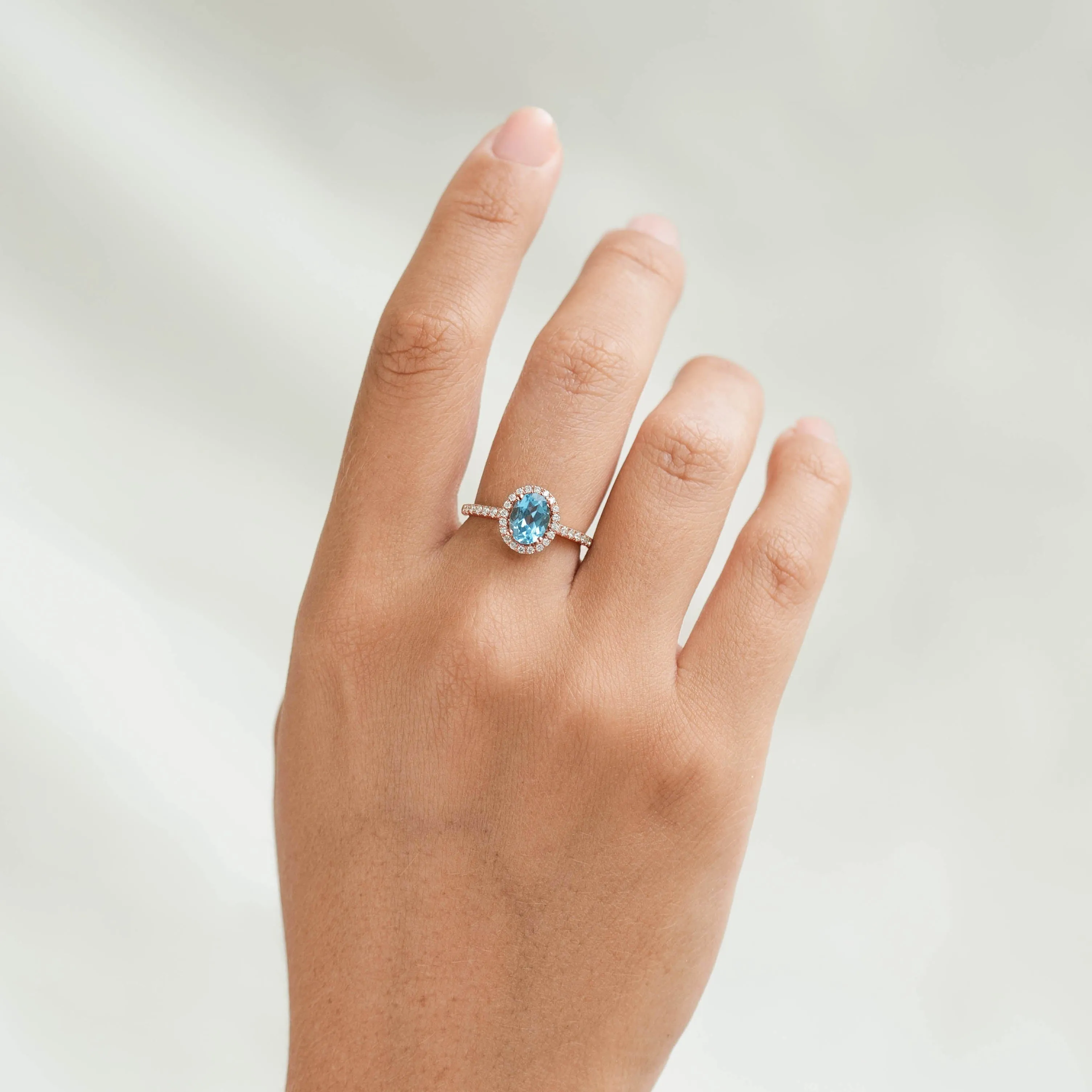 Oval Swiss Blue Topaz Halo Ring Rose Gold - Suna